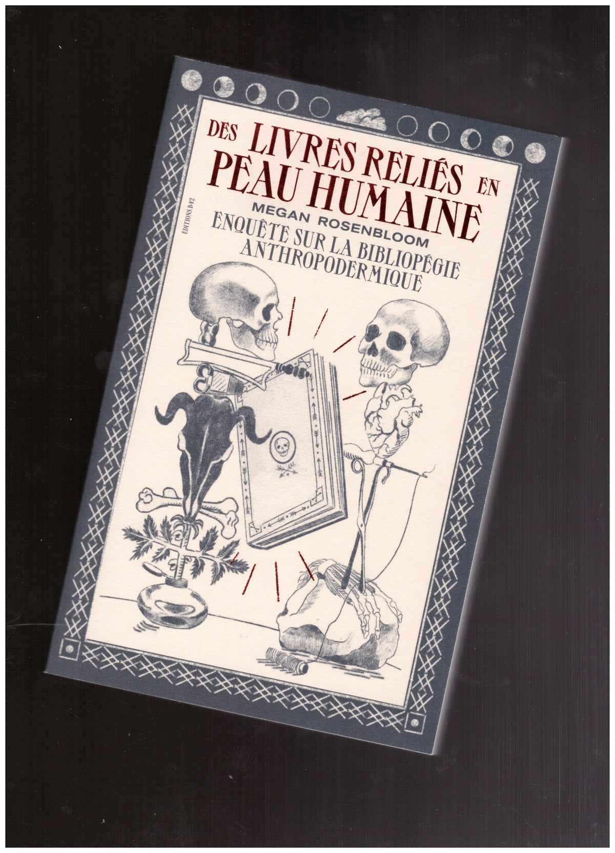 Des livres reliés en peau humaine