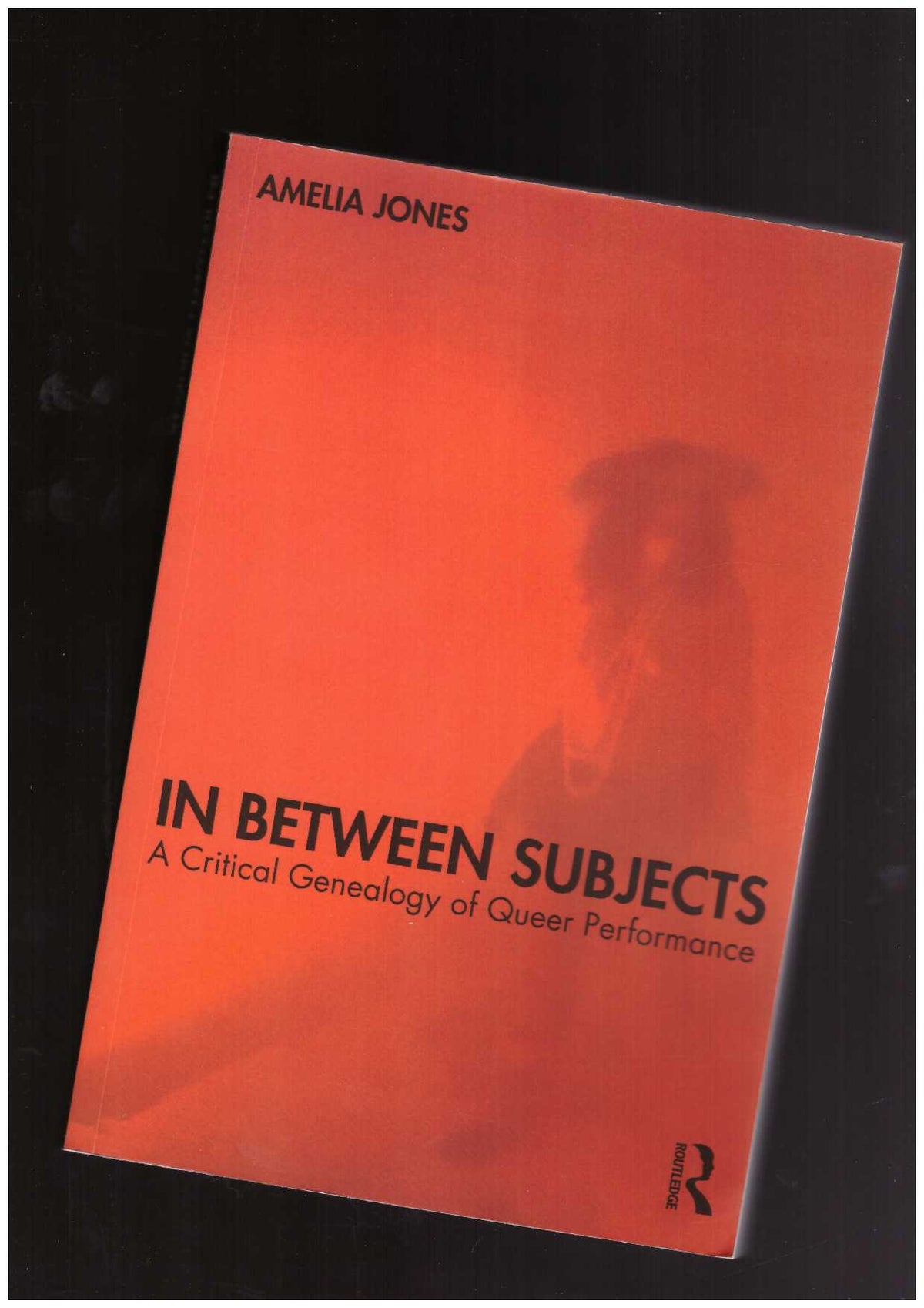 In Between Subjects. A Critical Genealogy of Queer Performance