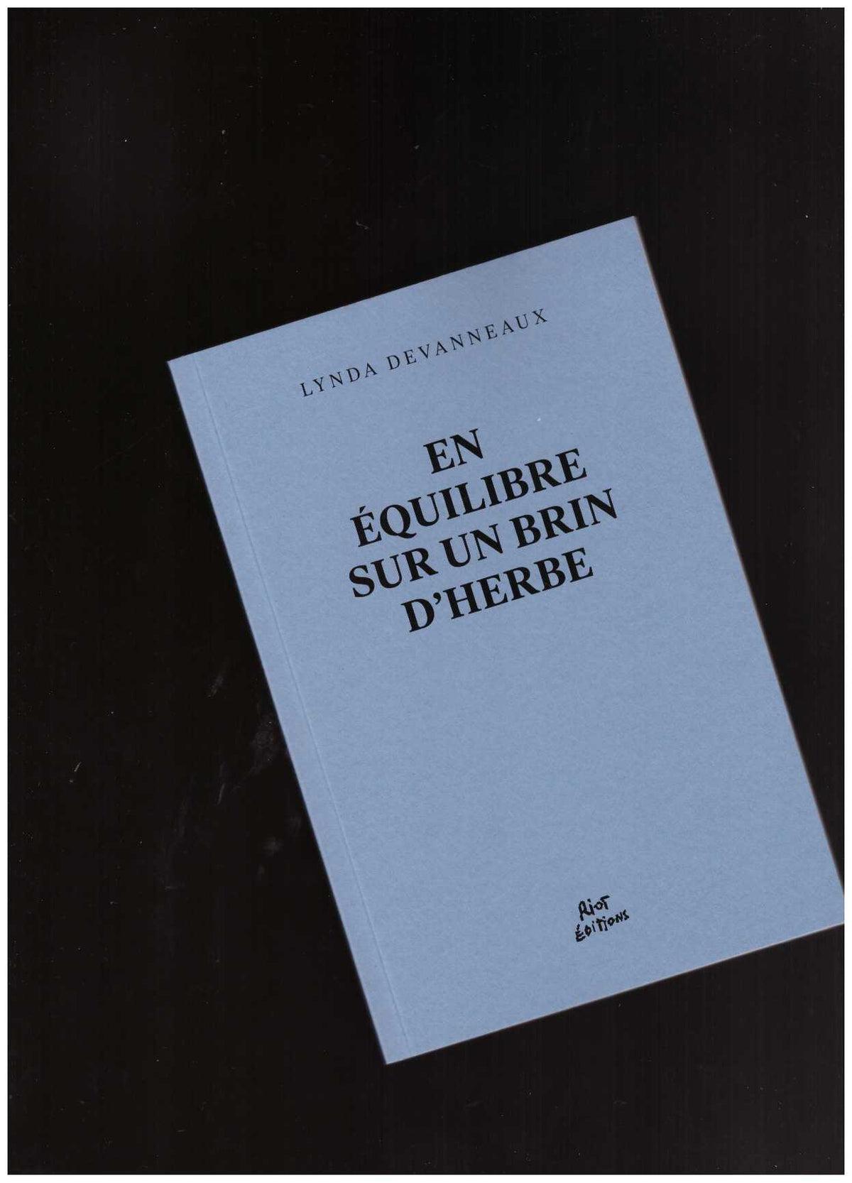 En équilibre sur un brin d’herbe