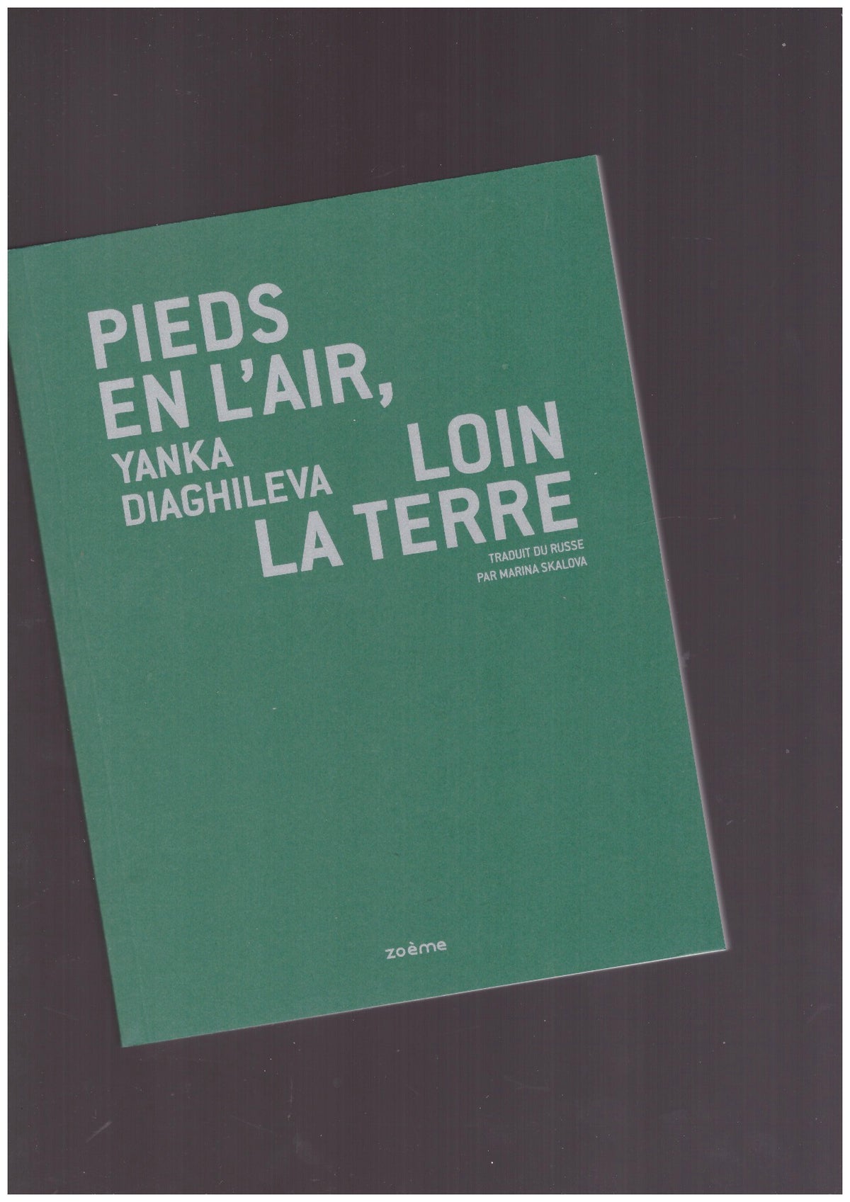 Pieds en l’air, loin la terre